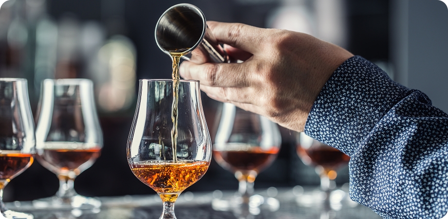 Pouring liquor into a glass illustrating Tallahassee liquor license requirements.